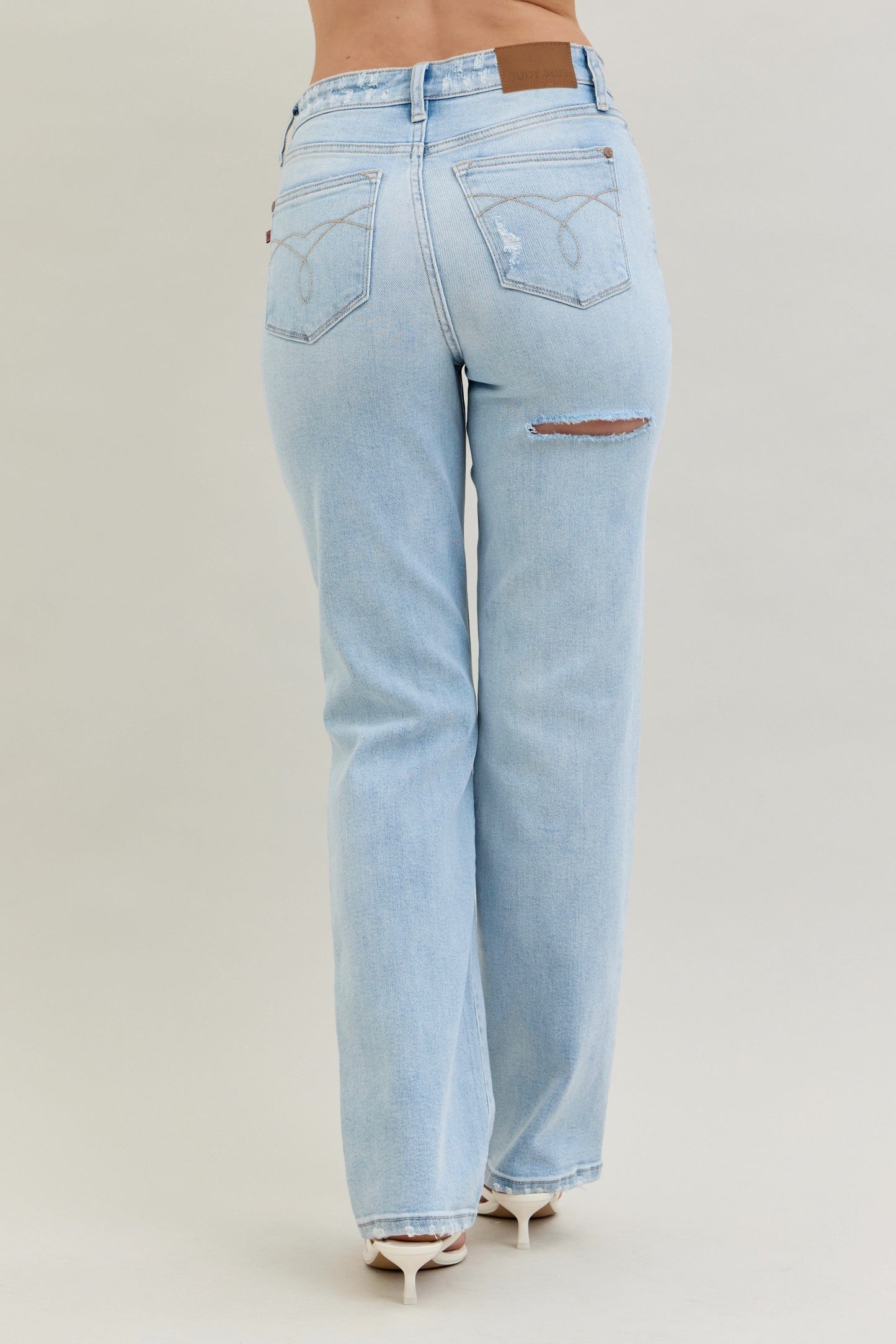 Back Pocket Cutout 90's Straight Leg Jeans (Regular)